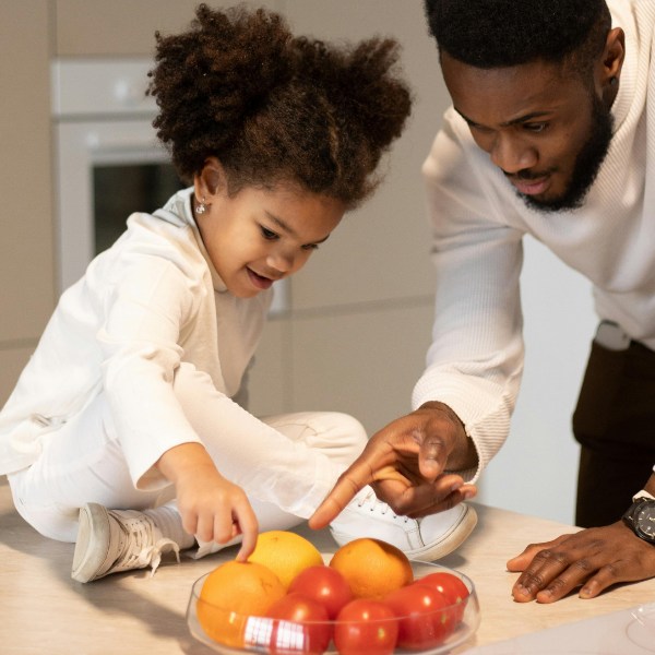 how can parents help in promoting the healthy eating habits of children